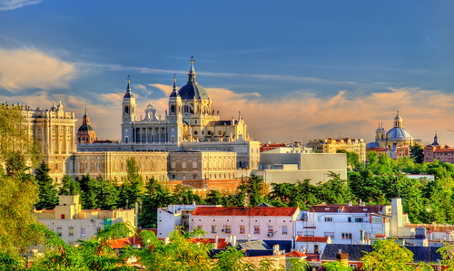 Blick auf die Almudena Cathedral in adrid, Spain / iStock/Leonid Andronov Blick auf die Almudena Cathedral in adrid, Spain