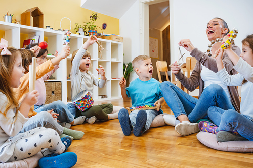 Kindergartenkinder und Pädagogin