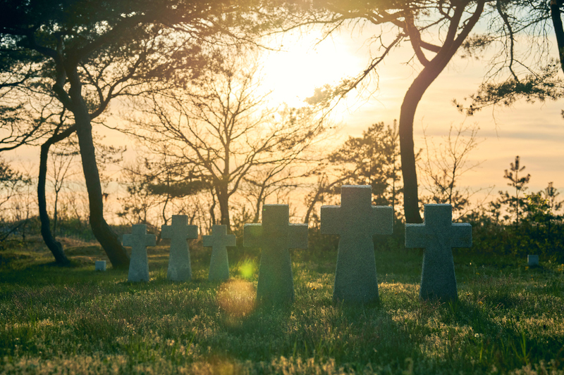 Friedhofskreuze im Sonnenuntergang