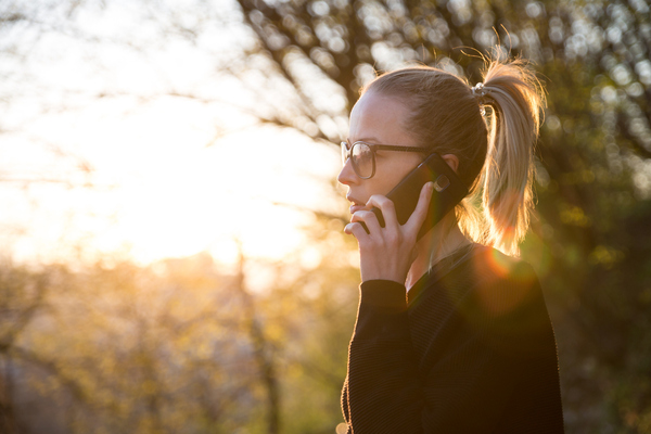 Jugen Frau am Telefon
